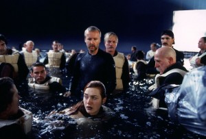 kate-winslet-middle-front-with-James-cameron-TITANIC-set